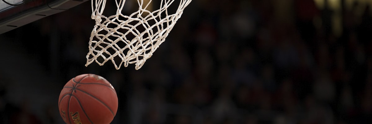 NBA篮球比赛现场，球员激烈对抗的瞬间