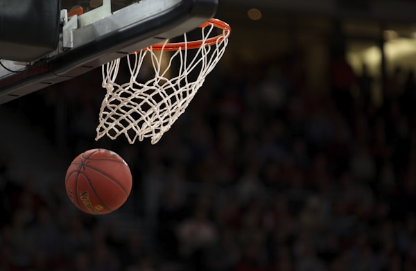 勇士队与湖人队在NBA季后赛中的激烈对抗场面，双方球员在篮下争抢篮板球